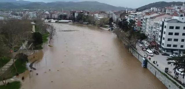 Kocabaş Çayı Taşması Otoparkı Su Altında Bıraktı