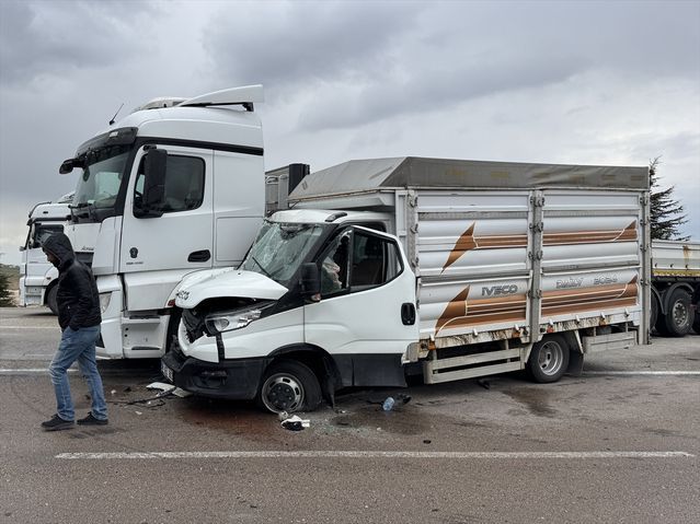 Nevşehir'de Tır ve Kamyonetin Çarpışmasıyla 2 Kişi Yaralandı