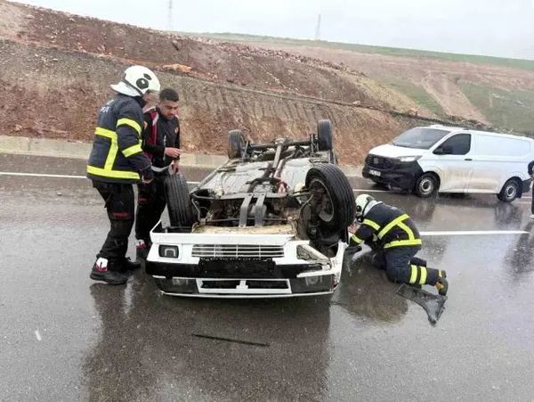 Siirt'te Yağışlı Yolda Trafik Kazası: 2 Kişi Yaralandı
