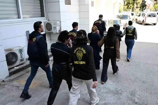 Mersin'de Hırsızlar Minibüste Yakalanarak Tutuklandı