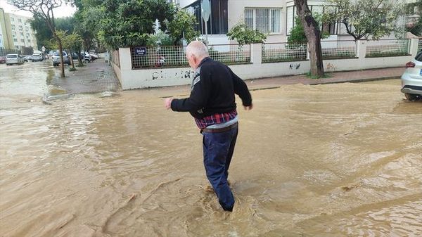 Ödemiş'te Yoğun Sağanak Nedeniyle Su Birikintileri Oluştu