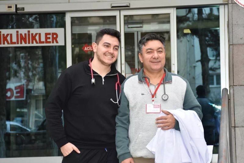 Afyonkarahisar Sandıklı’da Baba ve Oğul Doktorlar Aynı İlçede Hizmet Veriyor