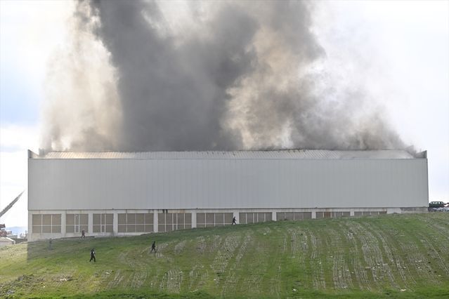 Yenimahalle'deki Mobilya Deposunda Çıkan Yangın Söndürülmeye Çalışılıyor