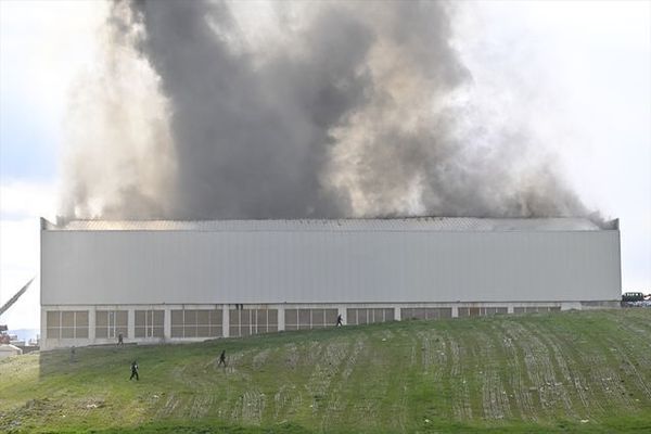 Yenimahalle'deki Mobilya Deposunda Çıkan Yangın Söndürülmeye Çalışılıyor