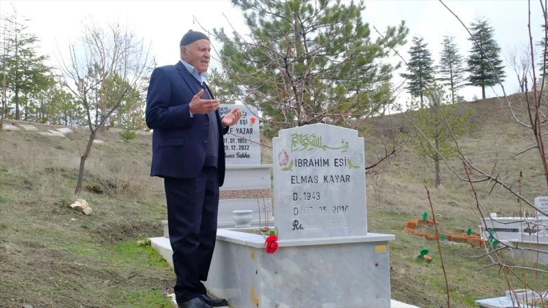 Çorum'da 84 Yaşındaki İbrahim Kayar, 10 Yıldır Eşinin Mezarına Her 14 Şubat'ta Kırmızı Gül Bırakıyor