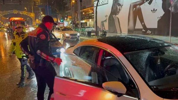 Kadıköy'de Polis Trafik ve Asayiş Kontrolleri Yaptı