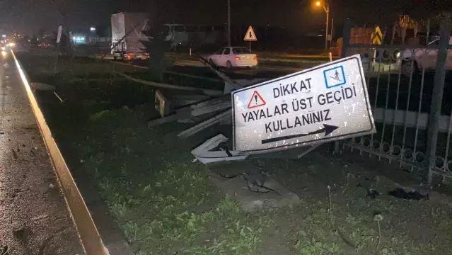 İnegöl'de Otomobil Refüjdeki Direğe Çarptı: 2 Kişi Yaralandı