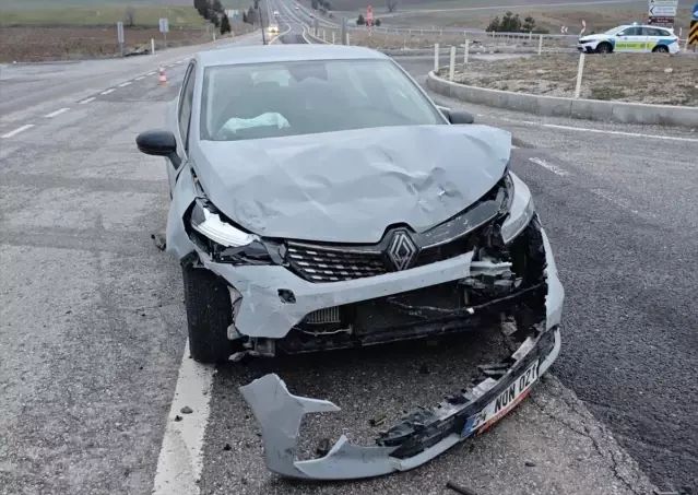 Kütahya'da İki Otomobilin Çarpışması Sonucu 2 Kişi Yaralandı