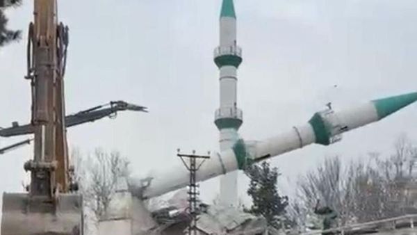 Malatya'da Deprem Hasarı Olan Sanayi Camii Kontrollü Şekilde Yıkıldı