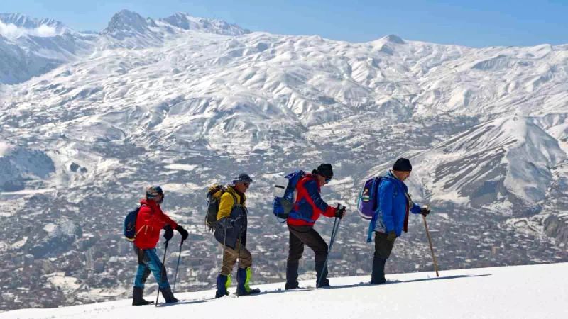 Hakkari'de Kış Koşullarında Zorlu Vatan Tepesi Tırmanışı Gerçekleşti