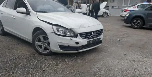 Kütahya Tavşanlı'da İki Otomobil Çarpıştı: 3 Kişi Yaralandı