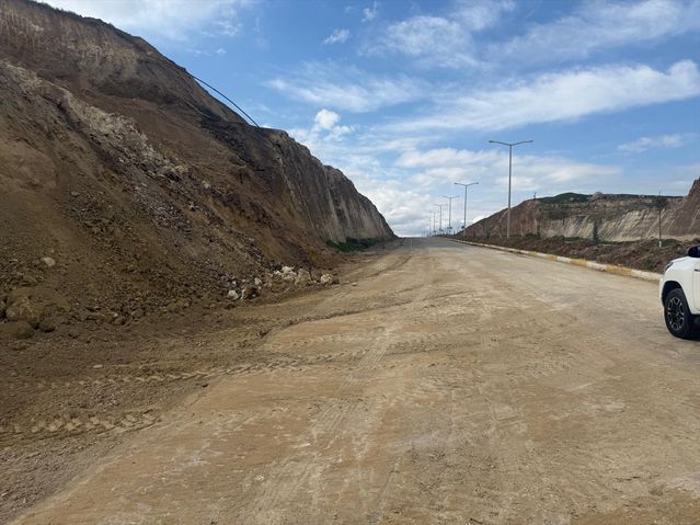 Batman'daki Heyelan Sonrası Yol Hızla Yeniden Trafiğe Açıldı