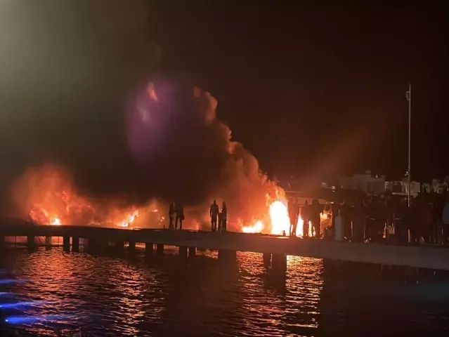 Bodrum Yalıkavak Marina'da 7 Motoryat Yangında Battı, Temizlik Çalışmaları Başladı