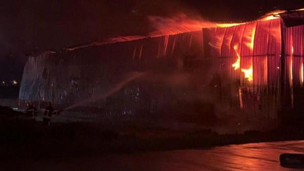 Osmaniye'de Karton Fabrikasında Yıldırım Nedeniyle Yangın Çıktı