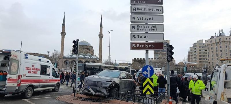 Kayseri'de Kontrolden Çıkan Araç Yayaların Arasına Girdi