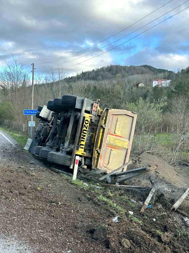 Ayancık'ta Kum Yüklü Kamyon Şarampole Devrildi, Sürücü Yaralandı