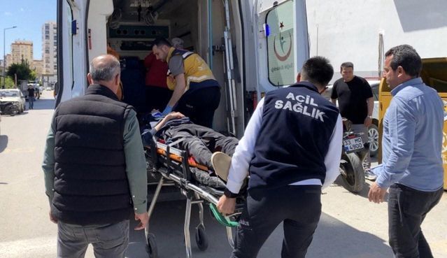 Mersin Erdemli'de Motosiklet Sürücüsü Dengesini Kaybederek Düştü