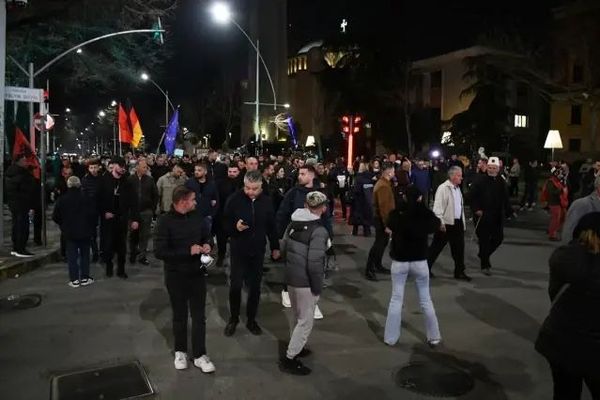 Tiran'da Binlerce Kişi Hükümeti Yolsuzluk İddialarıyla Protesto Etti