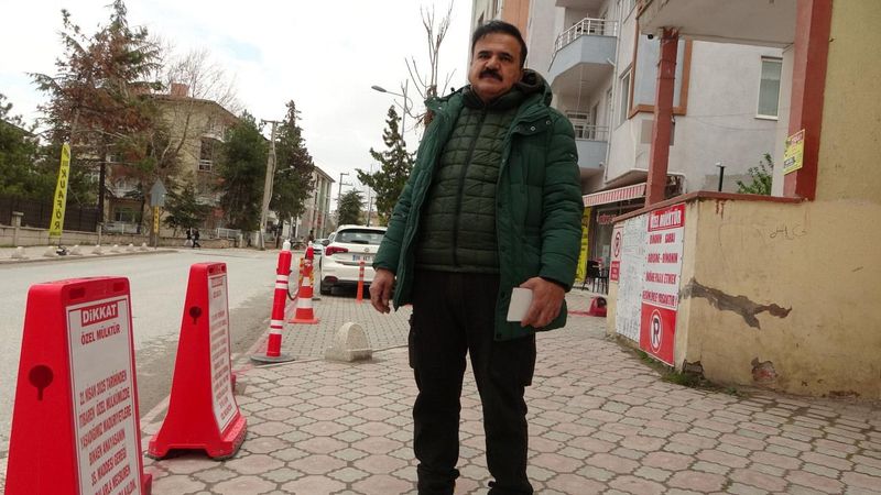 Adnan A., Kendi Mülkü Olduğunu İddia Ettiği Kaldırımı Dubalarla Kapattı