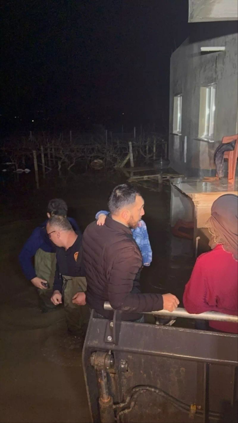 Manisa'da Selde Mahsur Kalan 11 Kişilik Aile Güvenli Bölgeye Tahliye Edildi