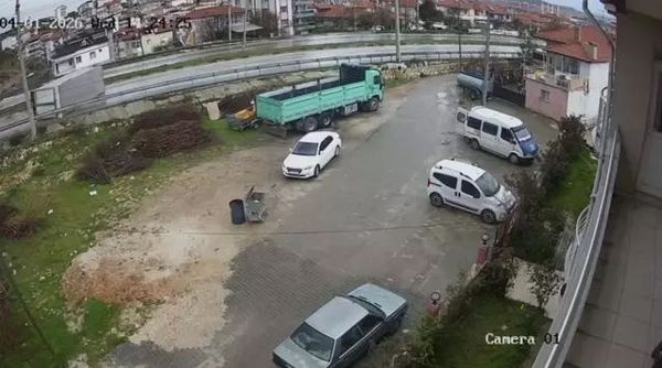 Manisa Kula'da Kaygan Yolda Kamyon Devrildi, Sürücü Yaralandı