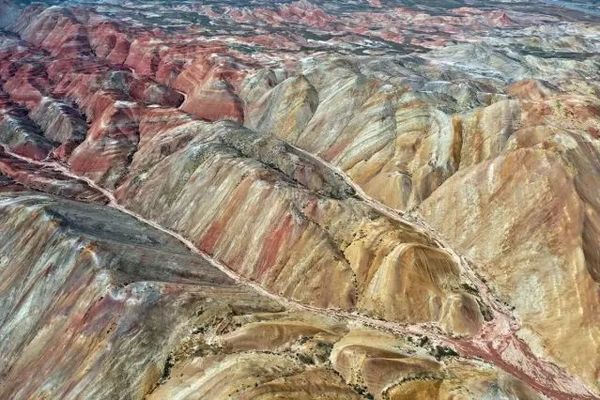 Iğdır'daki Gökkuşağı Tepeleri İlkbaharın Canlı Renkleriyle Kaplandı