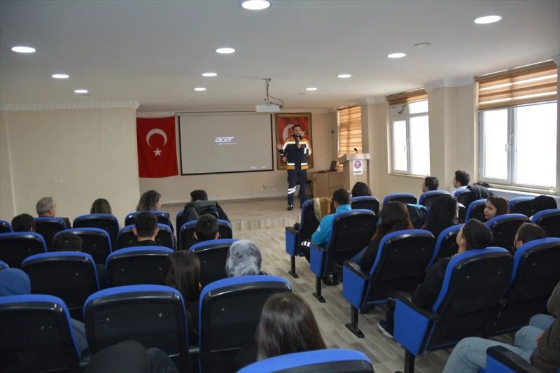 Tatvan'da Öğrencilere İlk Yardım ve Sağlık Eğitimi Verildi
