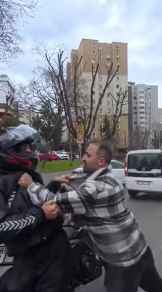 Kadıköy'de Trafikte Yaya ile Motosiklet Sürücüsü Arasında Kavga Çıktı
