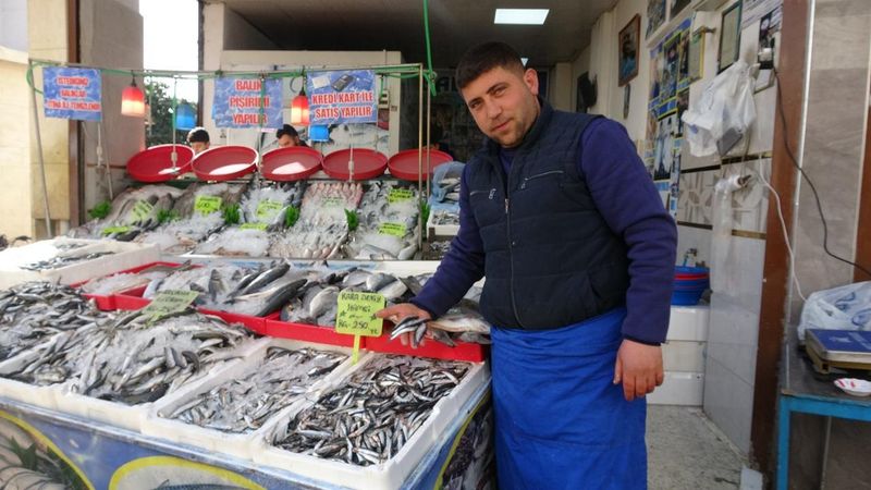 Kilis'te Hamsi Tezgahlarda Yerini Aldı, Vatandaşlar Sevincini Çiğ Hamsiyle Gösterdi
