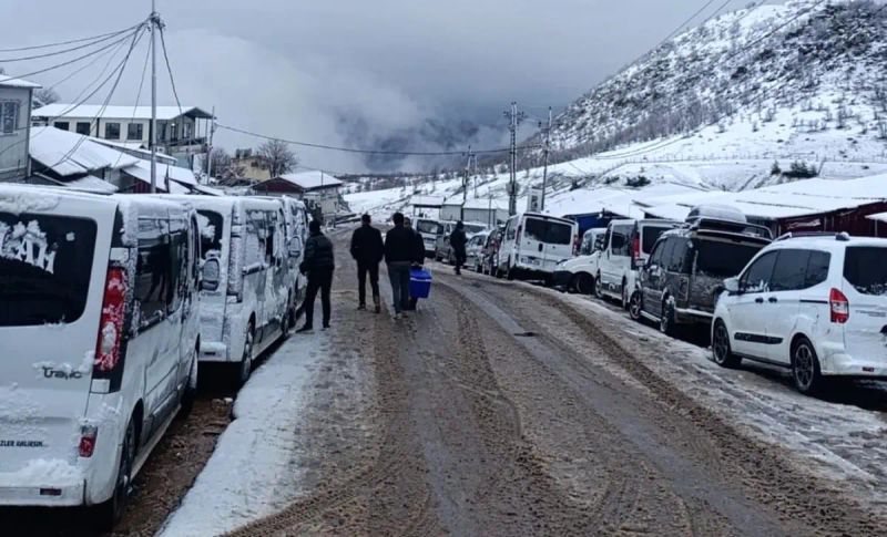 Irak-Türkiye Sınır Kapısında Sistem Arızası Nedeniyle Araçlar Gümrükte Bekletiliyor