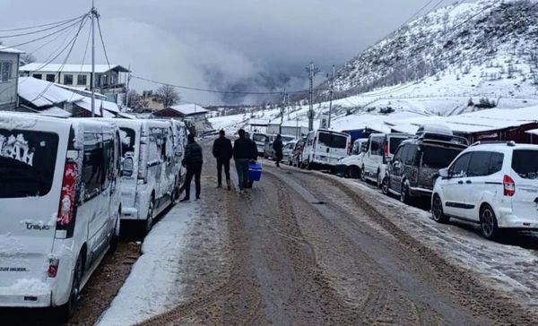 Irak-Türkiye Sınır Kapısında Sistem Arızası Nedeniyle Araçlar Gümrükte Bekletiliyor