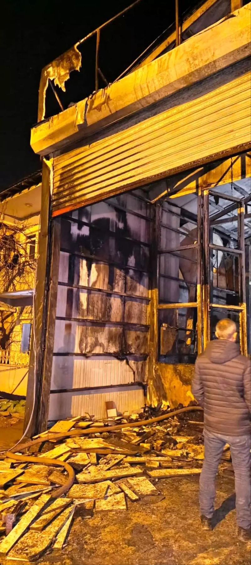 Van'da iş yerinde çıkan yangında 1 kişi yaralandı, 2 kişi dumandan etkilendi