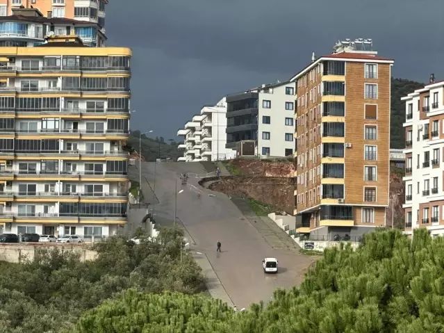 Edremit'te Yoğun Yağışların Yol Açtığı Toprak Kayması Meydana Geldi