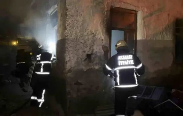 Aksaray'da Metruk Evde Çıkan Yangın İtfaiye Tarafından Söndürüldü