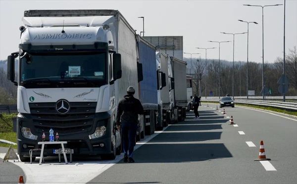 Bosna Hersek'te Kamyoncular AB'nin Sınır Kurallarını Protesto Etti