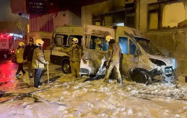 Sarıyer'de Park Halindeki Okul Servisi Alevlere Teslim Oldu