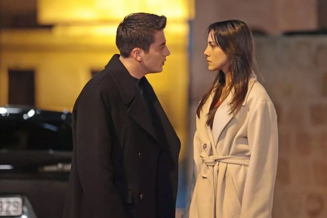 Dilin Döğer ve Atakan Özkaya’nın Romantik Set Pozu Dikkat Çekti