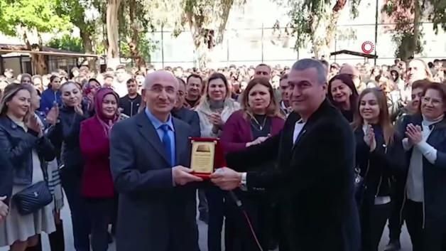 40 Yıllık Öğretmen Sezgin Öztürk, İskenderun Lisesi'nde Duygusal Veda Töreniyle Emekli Oldu