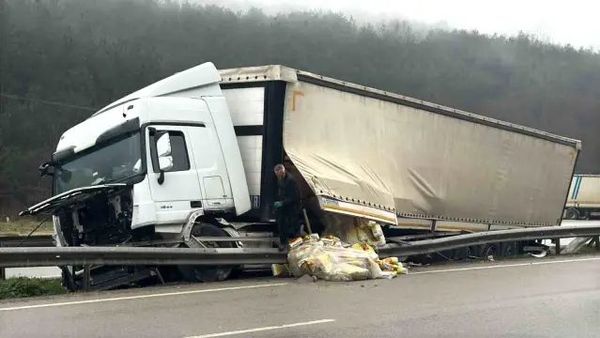 Samsun'da Park Halindeki Tır Kontrolden Çıkıp Refüje Çıktı