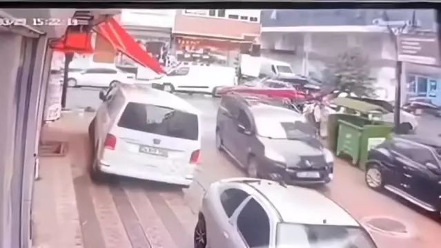 Sultangazi'de Hafif Ticari Araç Çocuğa Çarptı, Hayati Tehlikesi Yok