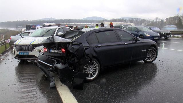 Çekmeköy'de Yağışlı Havada Zincirleme Kaza: 4 Yaralı