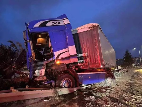 Samsun'da Tırın Devrilmesi Sonucu Sürücü Yaralandı