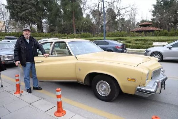 Denizli'de Yaşlılar Haftası'nda Klasik Otomobillerle Şehir Turu ve Tarihi Sergi Gezisi