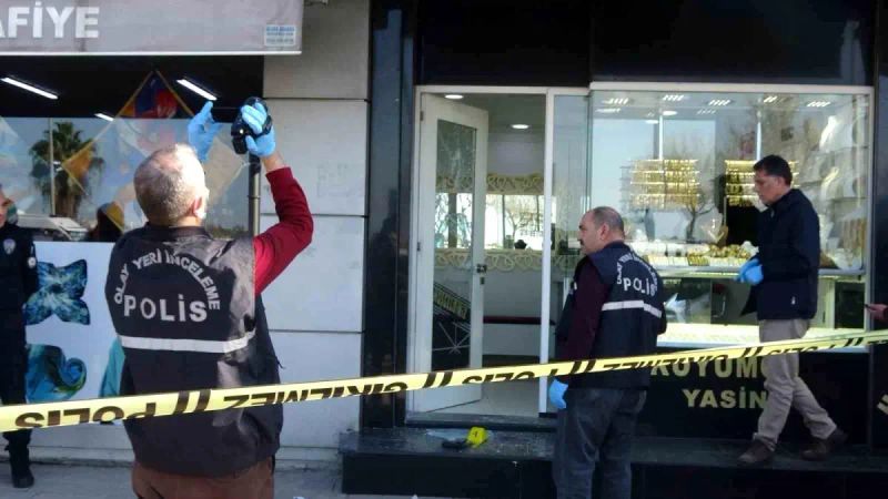 Adana'da Silahlı Soyguncu Kuyumcu Dükkanından 4 Bilezik Çaldı