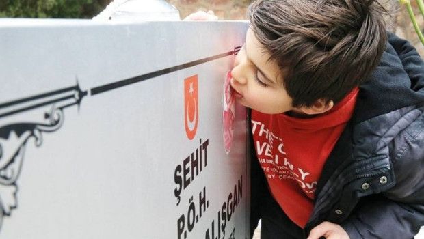 Şehitliklerde Bayramda Duygusal Anlar ve Anma Törenleri