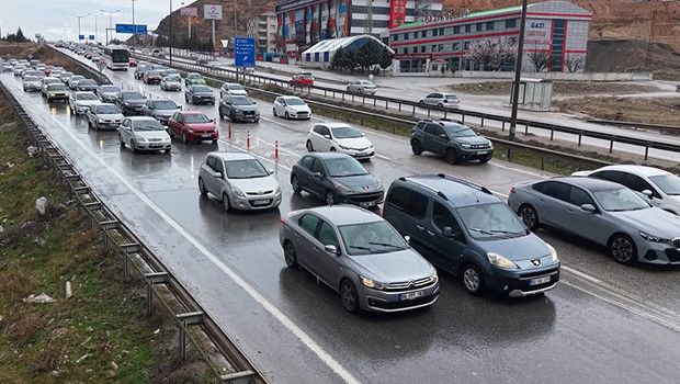 Ara Tatilin Sona Ermesiyle Dönüş Trafiği Başladı: 43 İlde Yoğunluk Yaşanıyor