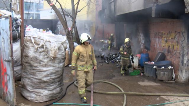 Ataşehir'de Plastik ve Hurda Depolanan İş Yerinde Yangın Çıktı