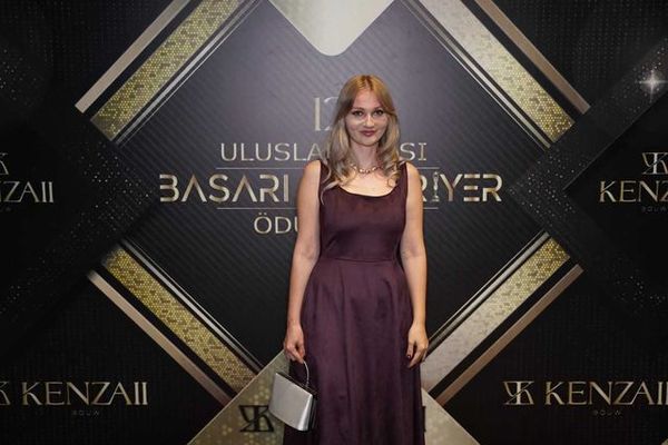 Elif Öğretmen, Dijital Eğitimde Yılın En Başarılı Eğitimcisi Ödülünü Aldı