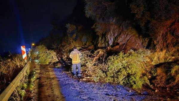 Mudanya-Altıntaş Sahil Yolu Heyelan Nedeniyle Ulaşıma Kapandı