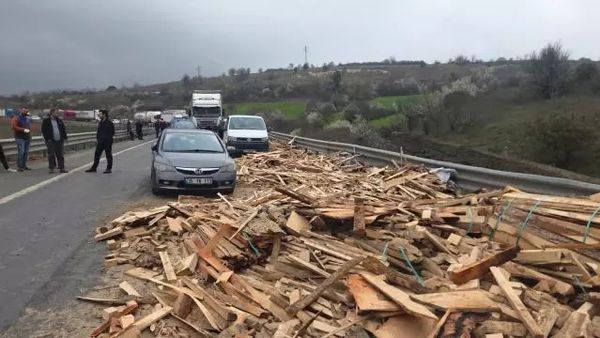 Bursa Orhangazi’de Devrilen TIR Trafiği Kilitledi